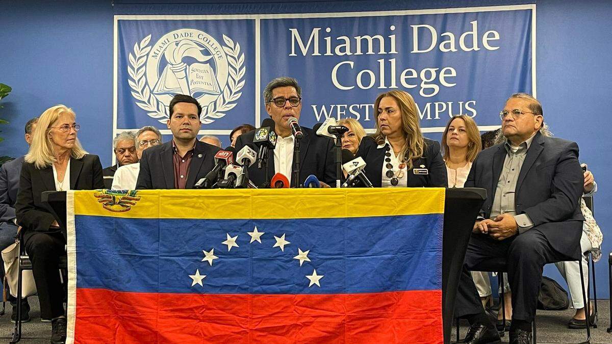 Óscar López, miembro del comité organizador de la primaria en Miami (centro) y el vicealcalde de Doral, Rafael Pineyro (2 izq) , anunciaron la sede del centro de votación en el sur de la Florida.
