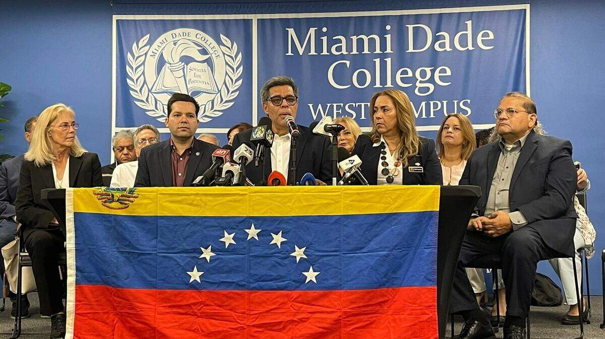 Óscar López, miembro del comité organizador de la primaria en Miami, (cen) y el vicealcalde de Doral, Rafal Pineyro (2 izq) , anunciaron la sede del centro de votación en el sur de la Florida.