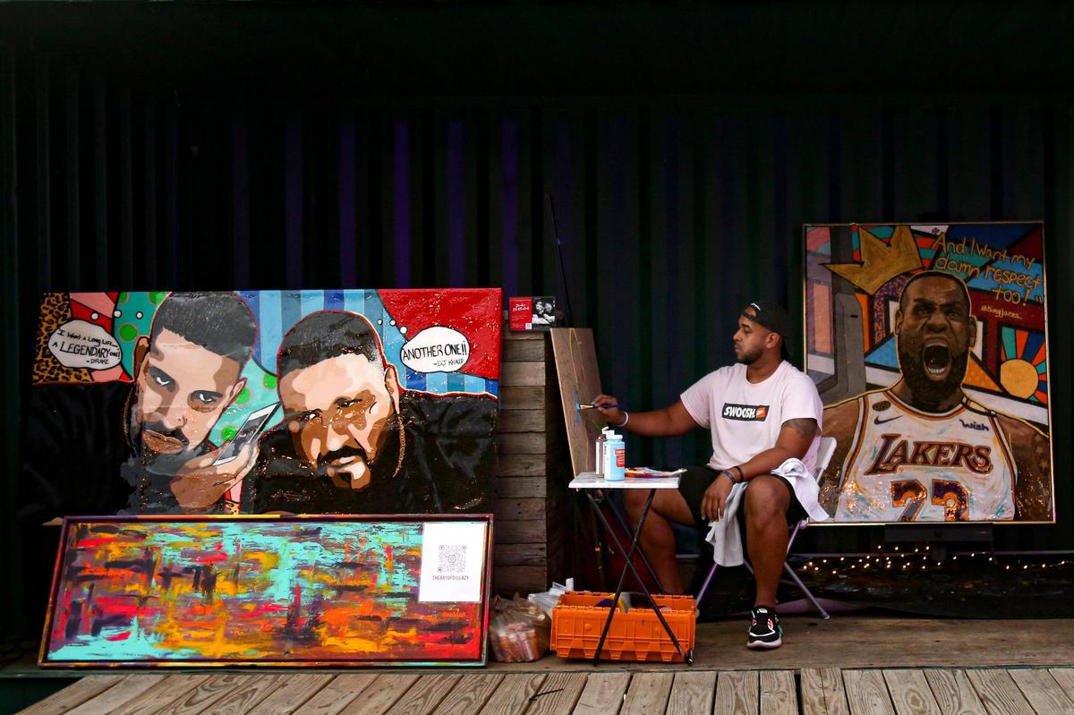 El artista Eric Williams “Big Eazy” pinta al aire libre en Wynwood Marketplace, el 6 de marzo.