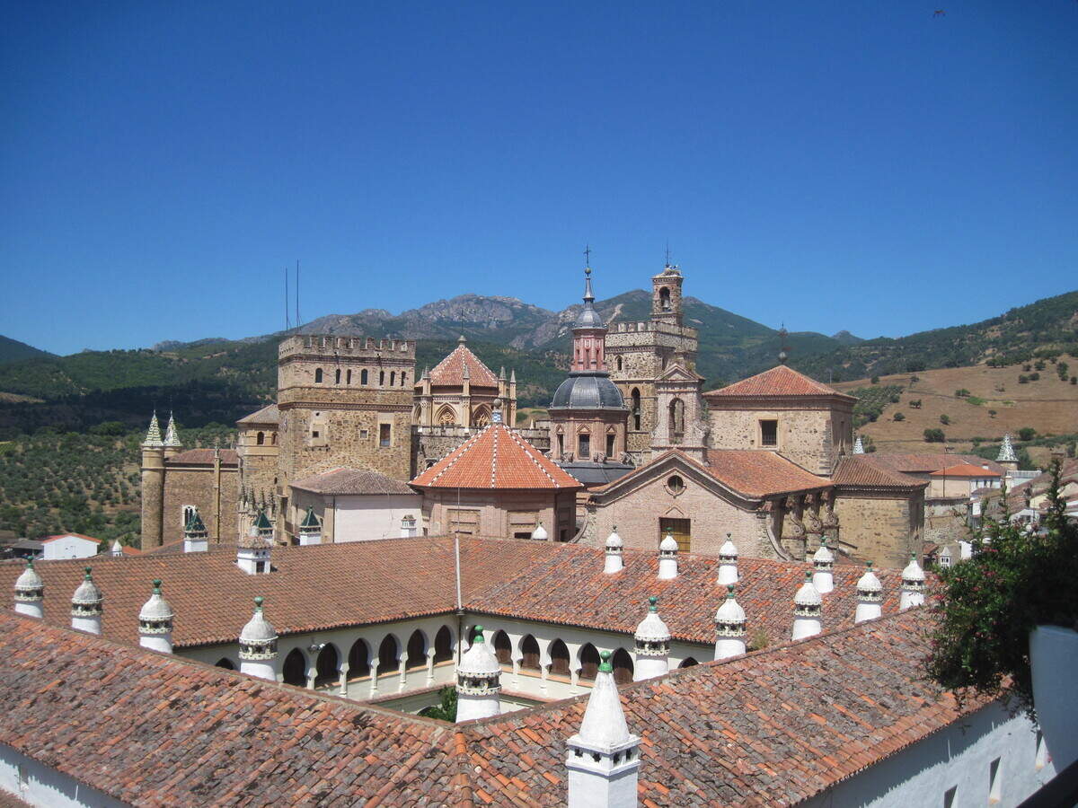 El pueblo de Guadalupe está localizado en la falda meridional del cerro Altamira y se destacan antiguas casas, agrupadas en viejas calles, con típicos soportales de madera y balcones florecidos que evocan tiempos de austeridad y alegría. 