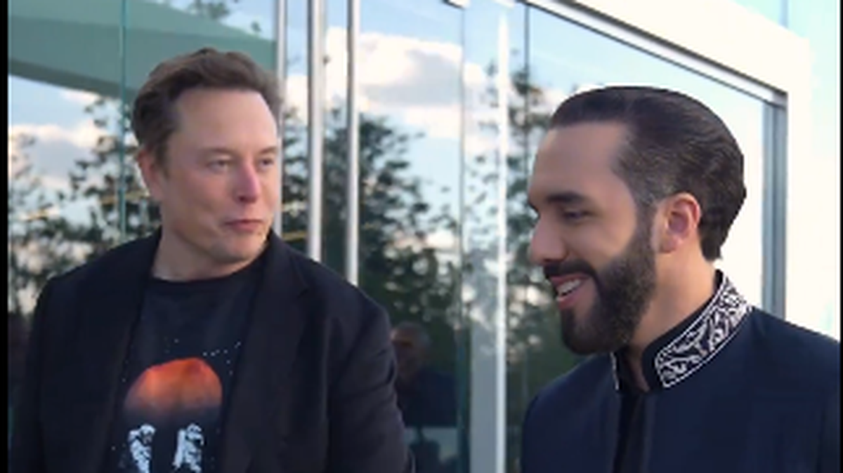 El presidente de El Salvador, Nayib Bukele (der.), sostuvo este viernes una reunión en Estados Unidos con el magnate de la tecnología Elon Musk para hablar sobre Inteligencia Artificial (IA) y otros temas, y tras la cual hubo halagos mutuos.