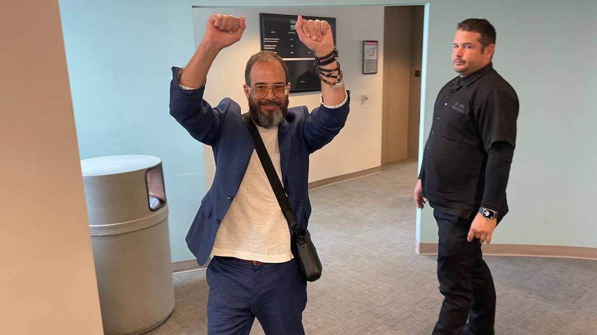 Alexander Otaola, saluda a un grupo de admiradores a la salida de una corte de Miami-Dade tras haber sido exonerado en caso de acoso el 26 de abril de 2024.