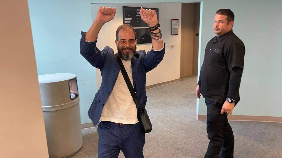 Alexander Otaola, saluda a un grupo de admiradores a la salida de una corte de Miami-Dade tras haber sido exonerado en caso de acoso el 26 de abril de 2024.