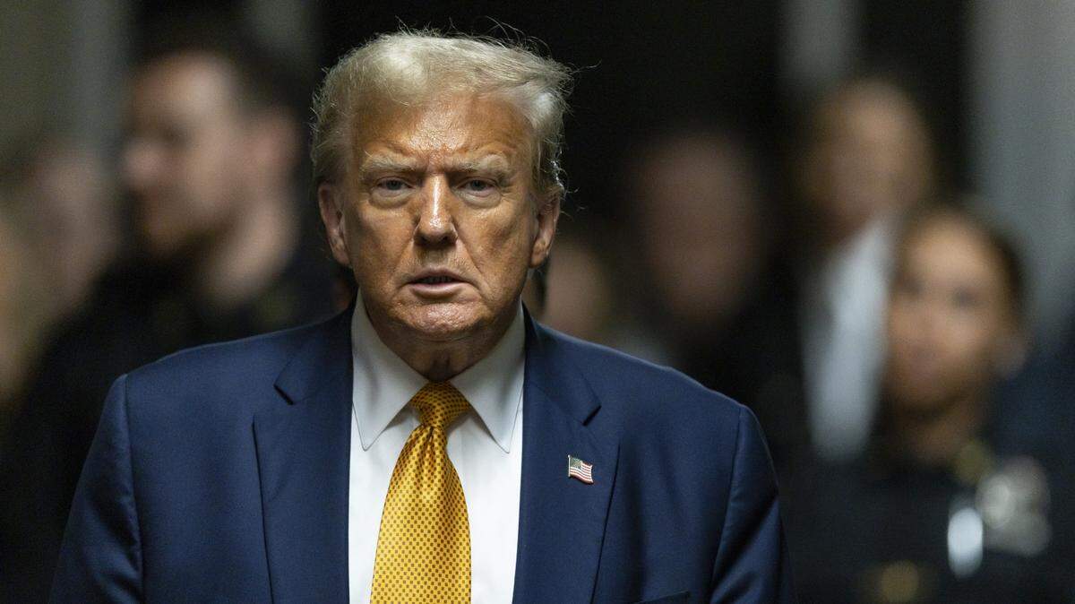 El ex presidente estadounidense Donald Trump se prepara para hablar con los periodistas fuera de la sala del tribunal al final del día en su juicio penal en la Corte Suprema del Estado de Nueva York, Nueva York, 14 de mayo de 2024.
