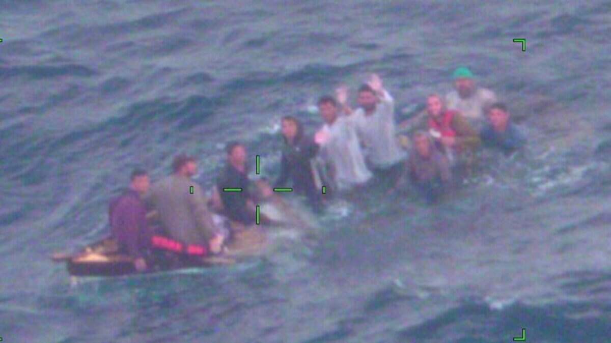 Guardacostas rescataron a seis cubanos que no tenían chalecos salvavidas y su bote naufragó a 40 millas de Cayo Largo, Florida.