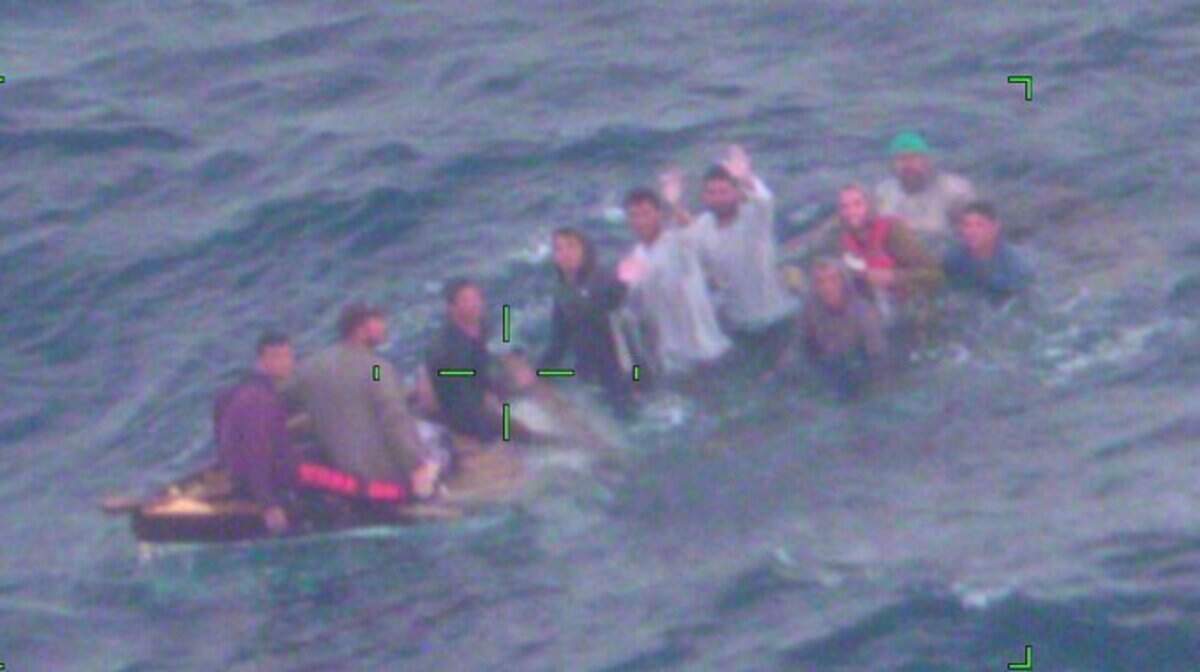 Guardacostas rescataron a seis cubanos que no tenían chalecos salvavidas y su bote naufragó a 40 millas de Cayo Largo, Florida.