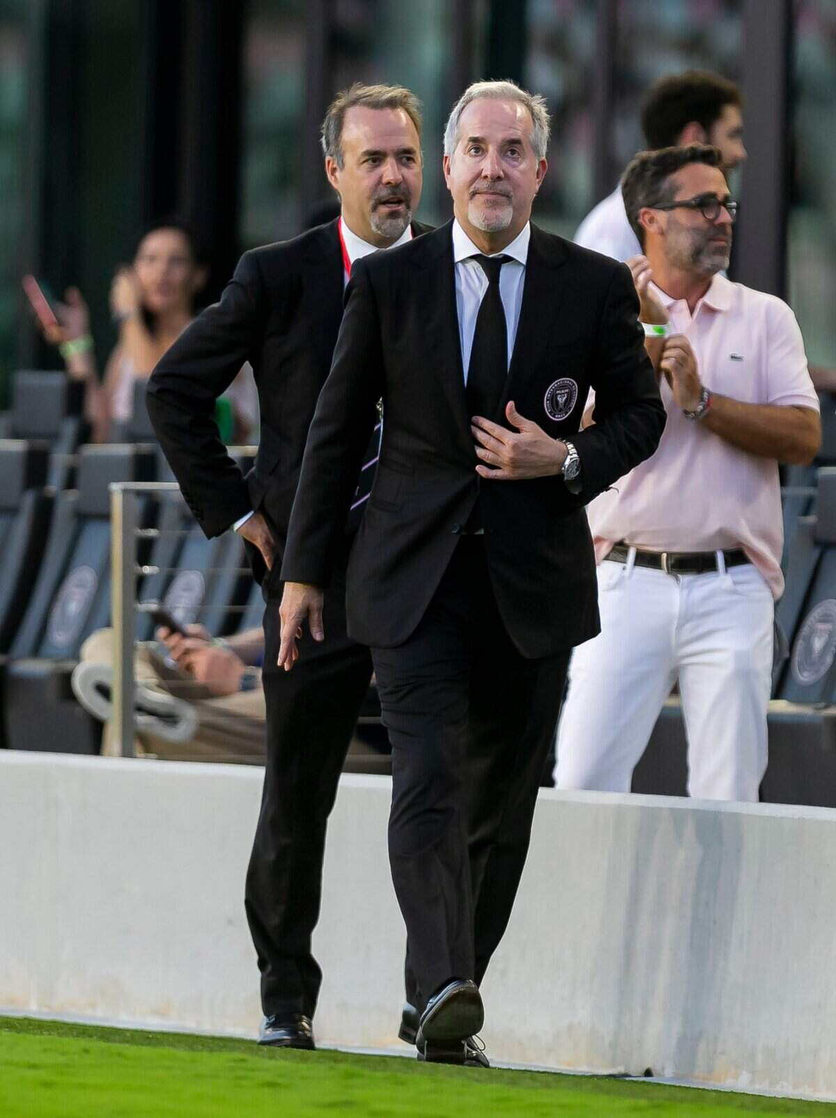 Los copropietarios de Inter Miami Jorge Mas, a la derecha, y su hermano, José Ramón Mas, se dirigen a saludar a los fanáticos antes del partido contra el DC United en el estadio DRV PNK, en Fort Lauderdale.