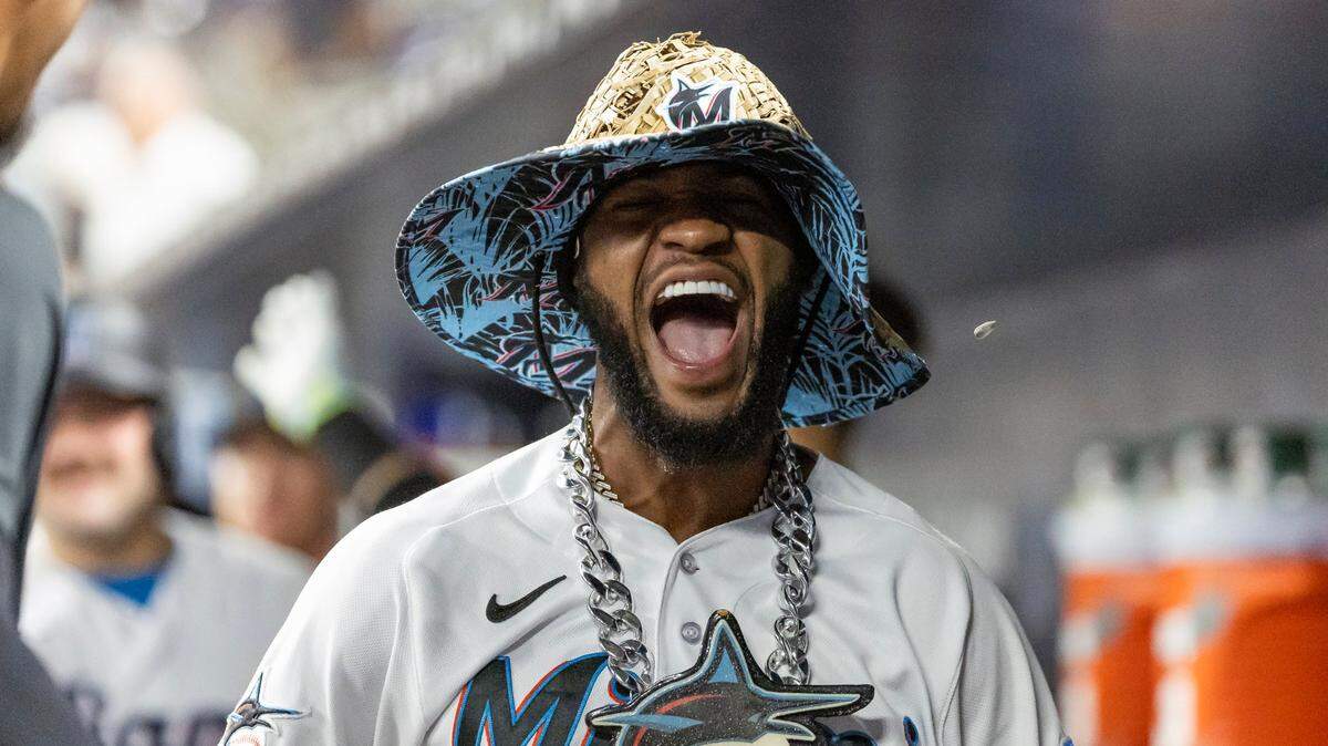 El jardinero de los Marlins Bryan de la Cruz celebra tras pegar un jonrón en el octavo inning del partido ante los Dodgers de Los Angeles, celebrado el 5 de septiembre de 2023 en Miami.