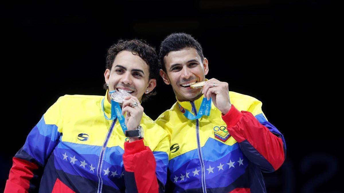 Ruben Limardo (der.), de Venezuela, posa con su medalla de oro junto con su hermano Jesús Limardo que ganó la presea de plata en la espada de los Juegos Panamericanos el 5 de agosto de 2019 en Lima, Perú.