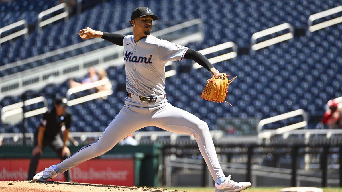 El abridor de los Marlins de Miami Eury Pérez lanza en el tercer inning del partido ante los Nacionales, celebrado el 3 de septiembre de 2025 en Washington.