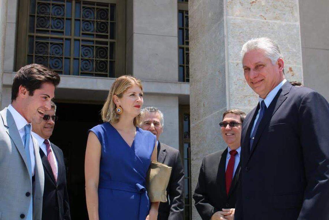 Los asesores de Google Brett Perlmutter (a la izquierda) y Susana Kohly (al centro), participaron en una reunión con el mandatario cubano Miguel Díaz-Canel el lunes en La Habana.
