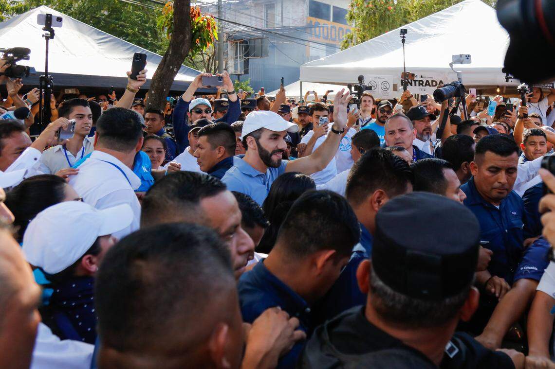 EL PRESIDENTE de El Salvador, Nayib Bukele (centro), es saludado por sus seguidores en San Salvador, el domingo 4 de febrero de 2024, el día de las elecciones.