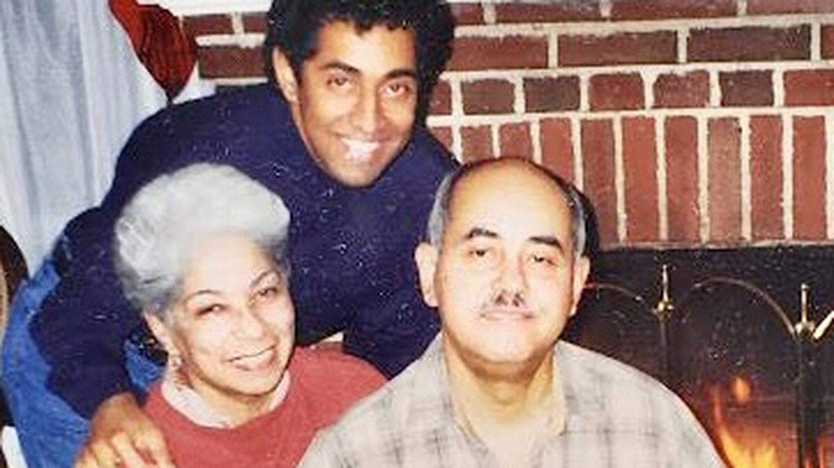 Providencia Forestier de Torres con su esposo y su hijo.
