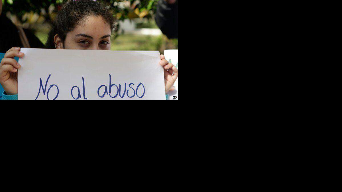 'No al abuso' dice el cartel que sostiene una niña durante una protesta  contra el abuso infantil en Asunción. AP-Archivo