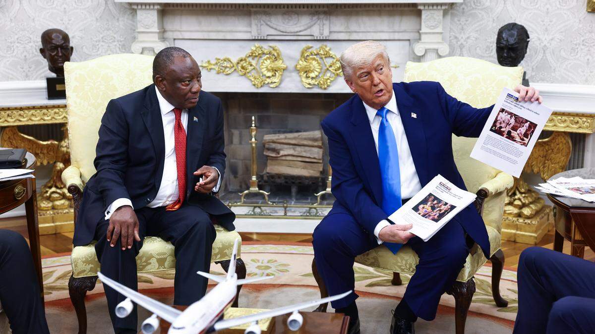 El presidente de Estados Unidos, Donald Trump, se reúne con el presidente de Sudáfrica, Cyril Ramaphosa, en la Oficina Oval de la Casa Blanca en Washington, DC, el miércoles 21 de mayo de 2025. La visita de Ramaphosa se produce una semana después de que Trump afirmara que hay un genocidio en curso en Sudáfrica y concediera el estatus de refugiado a 59 afrikáneres.