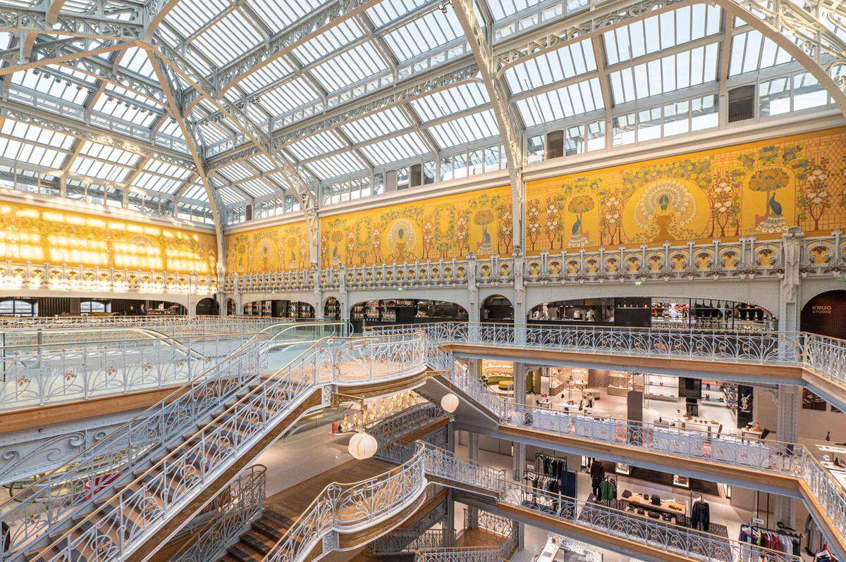 El Hotel St. Honoré se ubica en la antigua sucursal de La Samaritaine, tienda por departamentos que es la quintaesencia de las compras de lujo, con el techo de cristal.