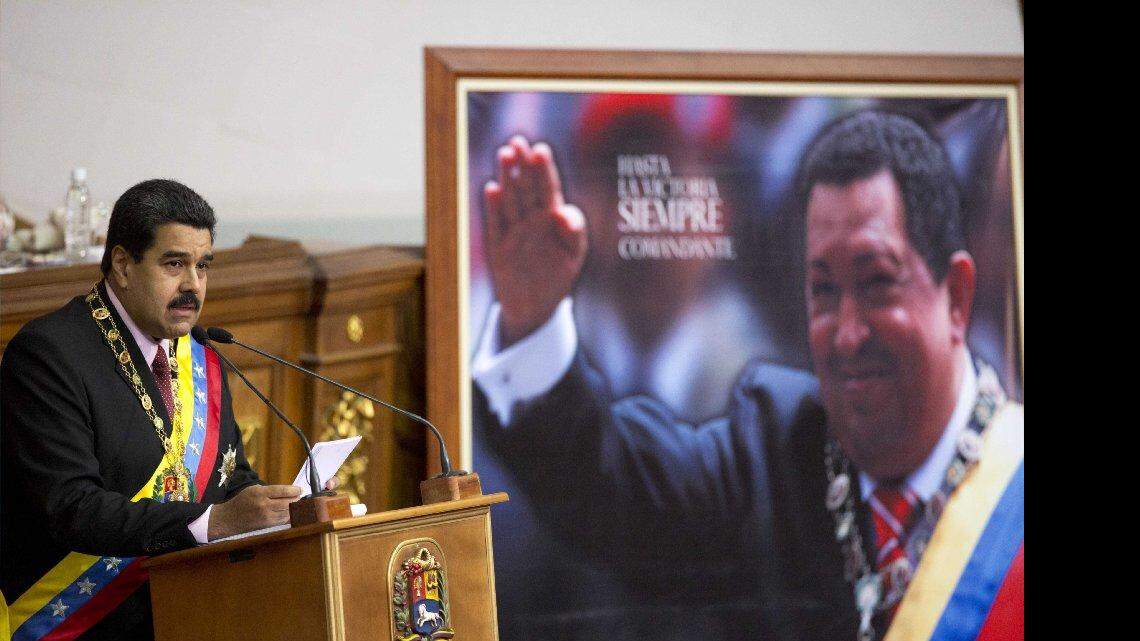 El presidente venezolano Nicolás Maduro da un discurso ante la Asamblea Nacional, al lado de un retrato del fallecido líder Hugo Chávez, el 6 de julio de 2015, en Caracas.