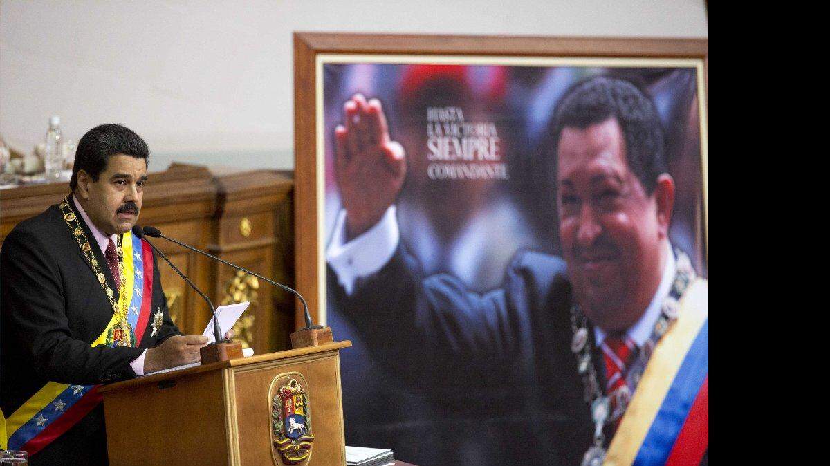 El presidente venezolano Nicolás Maduro da un discurso ante la Asamblea Nacional, al lado de un retrato del fallecido líder Hugo Chávez, el 6 de julio de 2015, en Caracas.