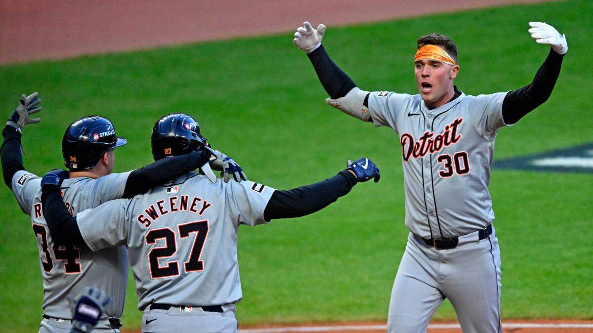 El pelotero de los Tigres de Detroit Kerry Carpenter (30) celebra con sus compañeros de equipo Jake Rogers (34) y Trey Sweeney tras pegar un jonrón en el noveno inning contra los Guardianes, en el segundo juego de la Serie Divisional celebrado el 7 de octubre de 2024 en Cleveland.
