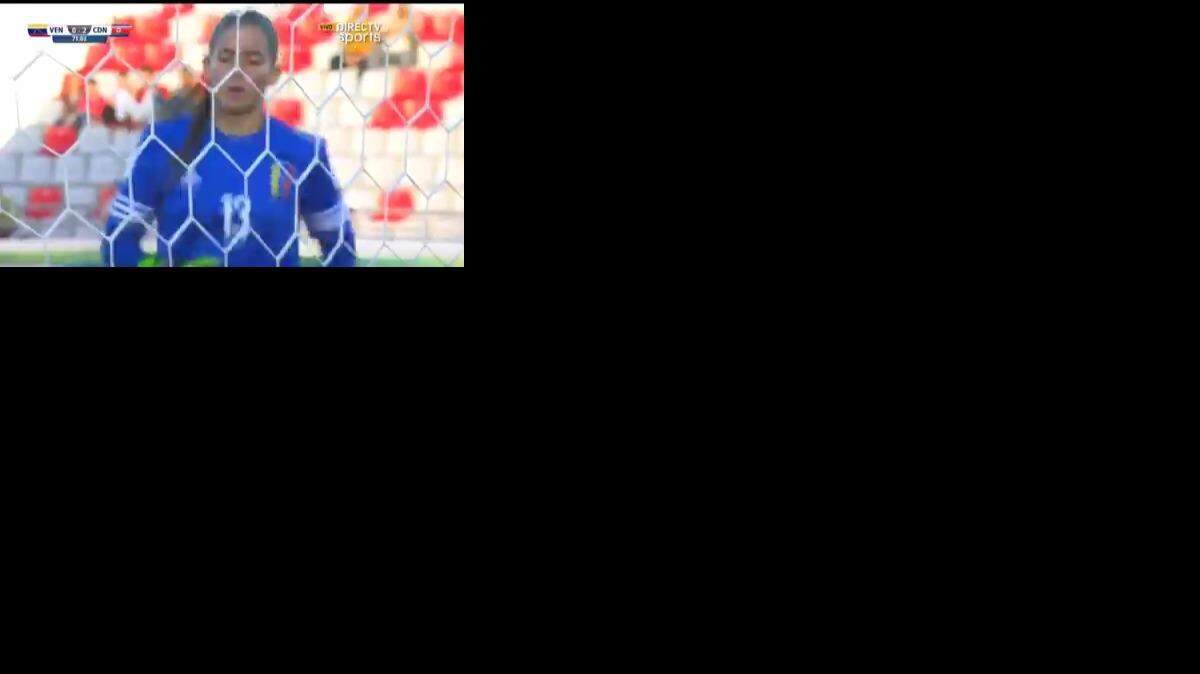 La portera de Venezuela Nayluisa Cáceres durante una acción del partido contra Corea del Norte, el lunes 17 de octubre del 2016 en Jordania.