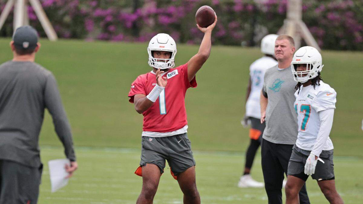 El quarterback de los Dolphins Tua Tagovailoa pasa la pelota en una práctica en el centro de entrenamiento del equipo en Miami Gardens, el 5 de enero de 2022.