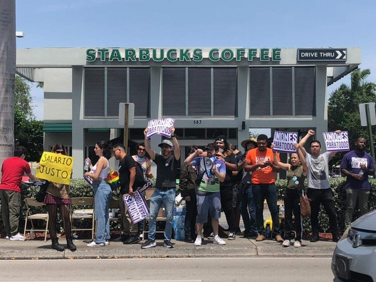 Empleados del Starbucks de Hialeah protestan junto a miembros de sindicatos locales y regionales en contra de tácticas anti sindicalistas de la corporación.