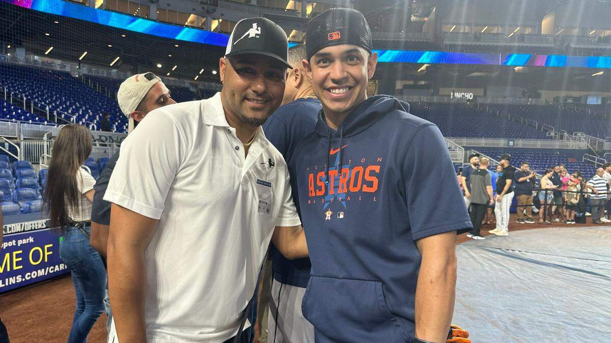 Mauricio Dubón (der.) trabajó muy fuerte con el técnico de bateo Yunieski Gurriel. Si el apellido les suena es porque se trata del hermano de Yuli, quien cada vez gana más reconocimiento por su labor.