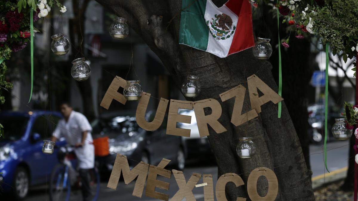 Un monumento conmemorativo para las víctimas del terremoto, en el barrio Condesa, donde algunos edificios se derrumbaron, en la Ciudad de México, el martes 3 de octubre de 2017.