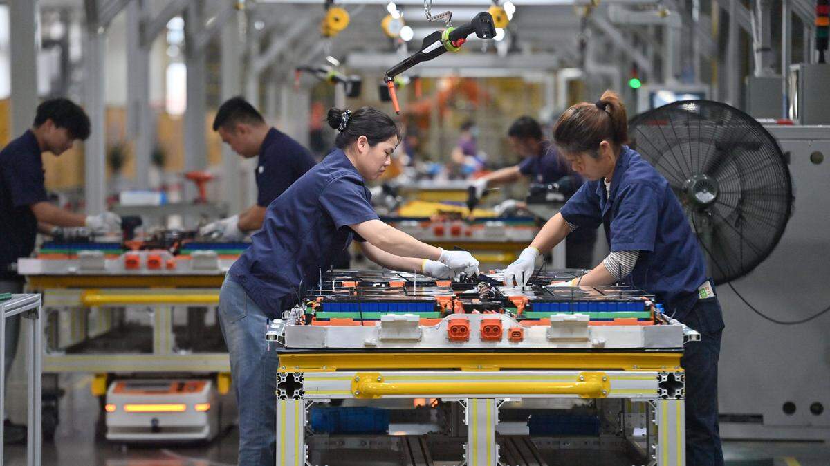 Trabajadores chinos laboran en una línea de producción de baterías para vehículos en Liuzhou, China, el 10 de diciembre de 2023. 