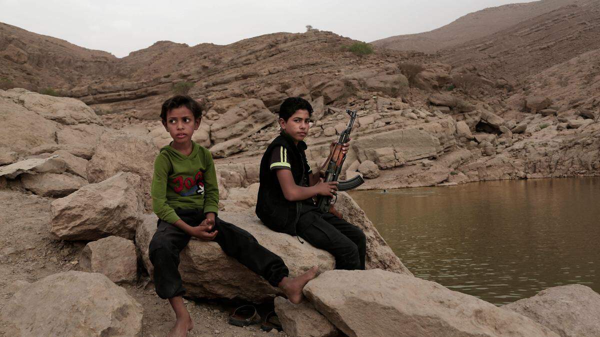 Un chico de 17 años sujeta un rifle en Marib, Yemen. La mayoría de los niños dijeron que se unieron a las filas rebeldes por voluntad propia, mayormente porque les prometieron dinero.