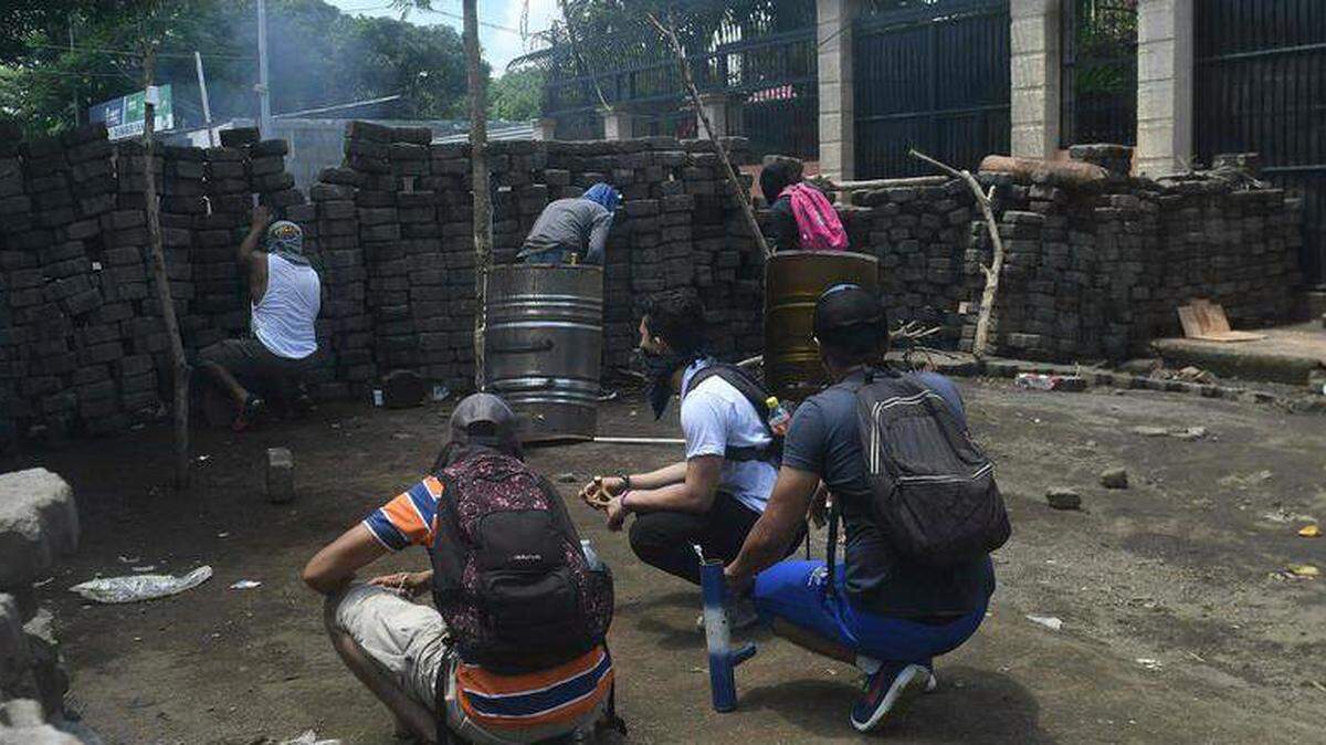 Manifestantes antigubernamentales se enfrentan con la policía antidisturbios y miembros de la juventud sandinista, en Masaya, Nicaragua, el 21 de junio de 2018.