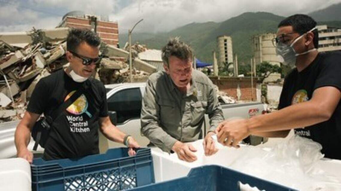 Olivier de Belleroche, chef que alimenta y escucha a víctimas de los sismos en Venezuela