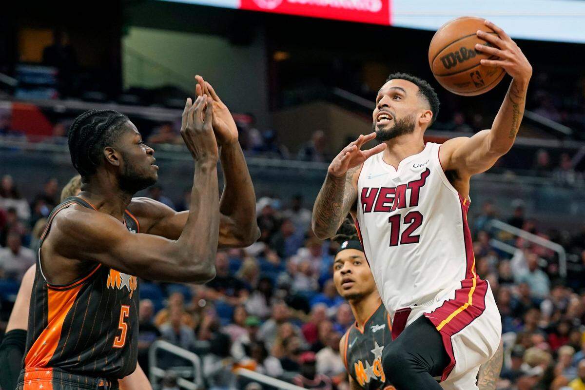 El jugador del Heat Mychal Mulder entra la aro ante la marca de Mo Bamba, del Magic, en el partido celebrado el 10 de abril de 2022 en Orlando.