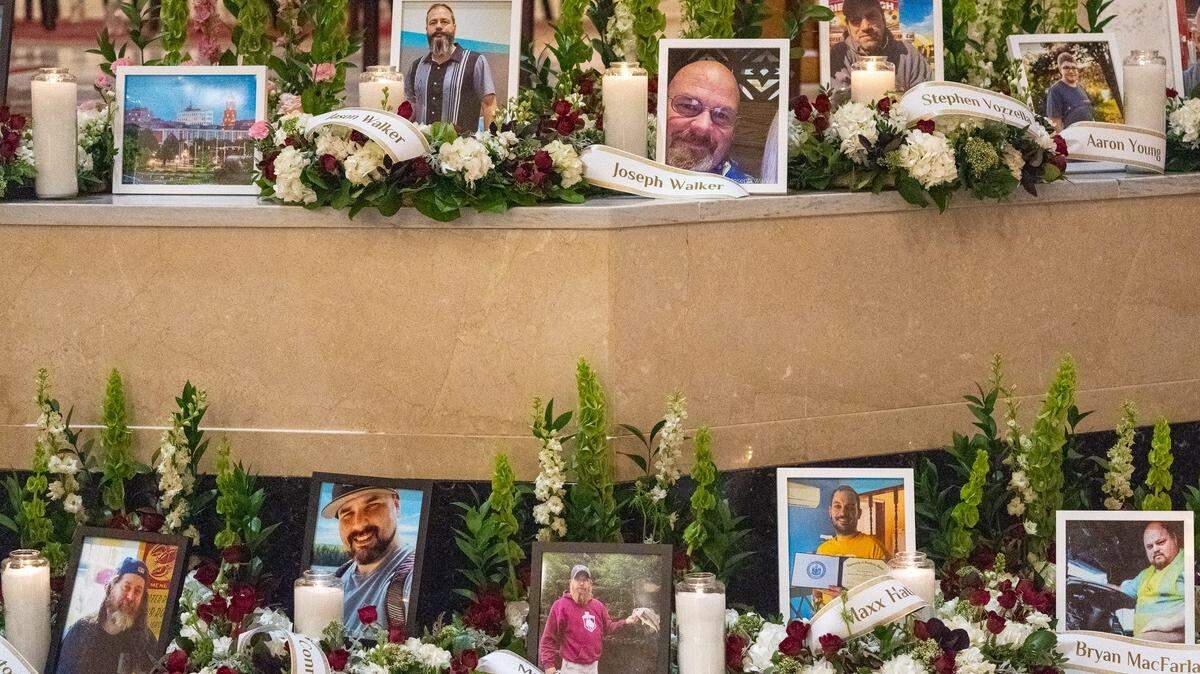 Un memorial para las victimas de la matanza es visto en la Basílica de San Pedro y San Pablo, en Lewinston, Maine, el domingo 29 de octubre de 2023.