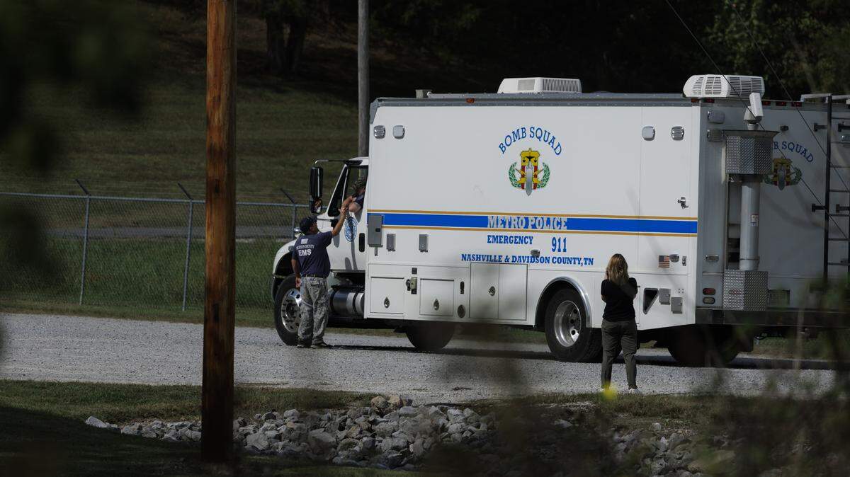 Un vehículo del escuadrón antibombas del Departamento de Policía Metropolitana de Nashville remolca un remolque de contención en Accurate Energetic Systems, el viernes 10 de octubre de 2025 en McEwen, Tennessee.