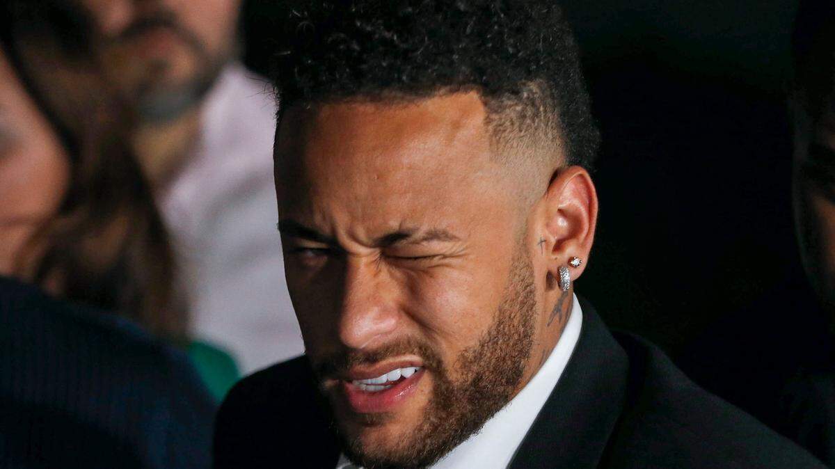 Neymar hace un guiño cuando sale con muletas del Recinto de Defensa de las Mujeres en Sao Paulo, Brasil, el 13 de junio de 2019, luego de testificar sobre la supuesta violación que cometió a la brasileña Najila Trindade.