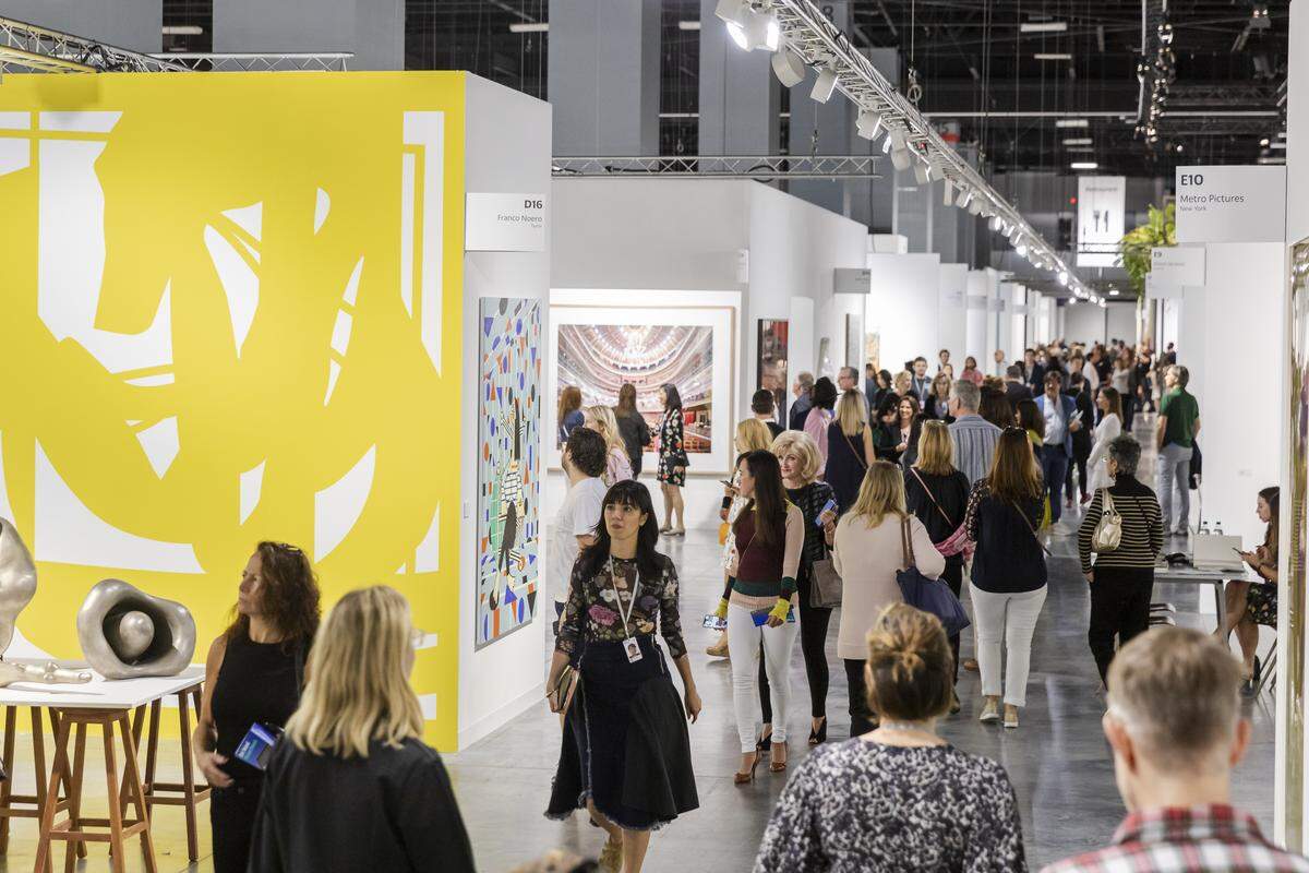 Este año hay secciones nuevas muy destacadas como “Meridians”, además de las secciones principales de Art Basel Miami Beach como “Galleries”, con más de 200 galerías de todo el mundo.