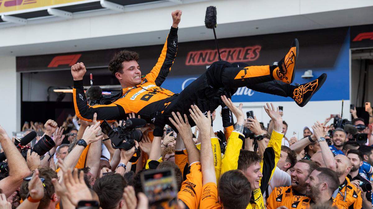 El piloto británico de McLaren, Lando Norris, celebra con los miembros del equipo después de ganar el Gran Premio de Miami de Fórmula Uno en el Autódromo Internacional de Miami, el domingo 5 de mayo de 2024 en Miami Gardens, Florida.