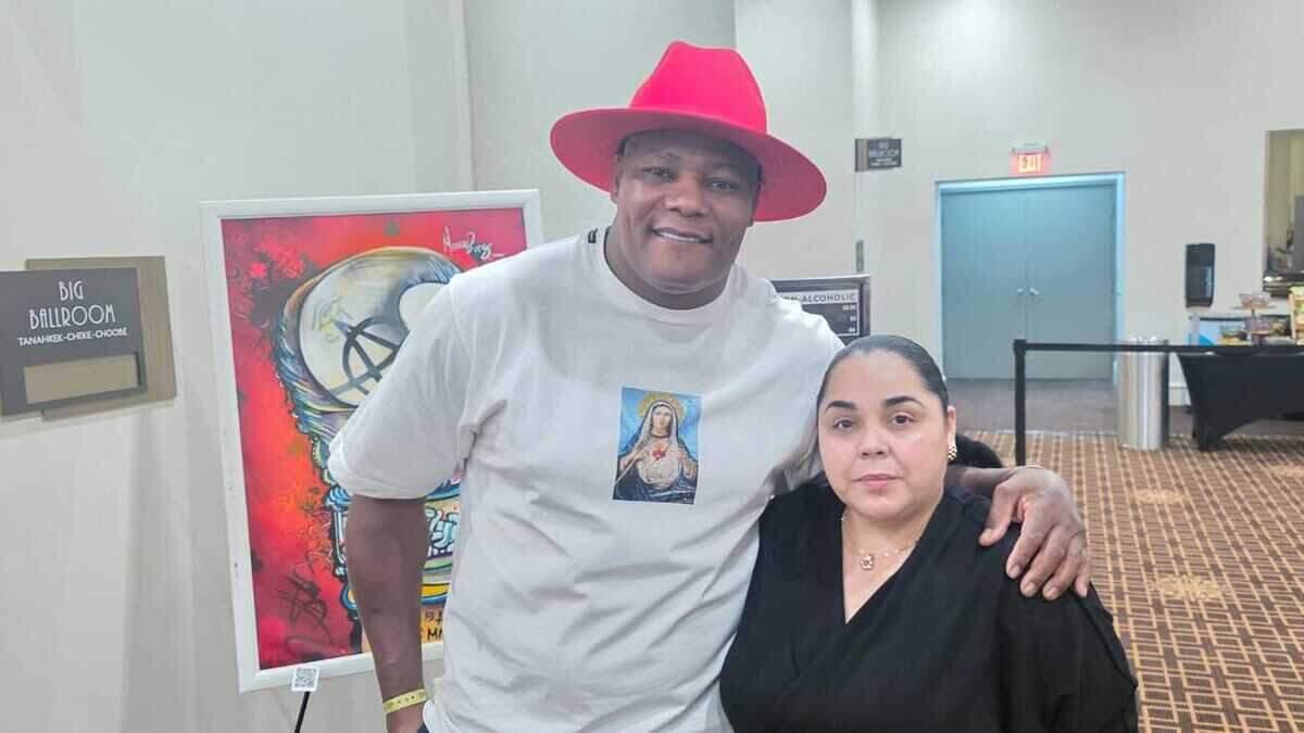 El veterano peso pesado cubano Luis Ortiz asegura que sigue entrenando fuerte, espera una oportunidad y no descarta enfrentar a cualquiera en la división. En la foto con su esposa en una velada de M&R en Miami.