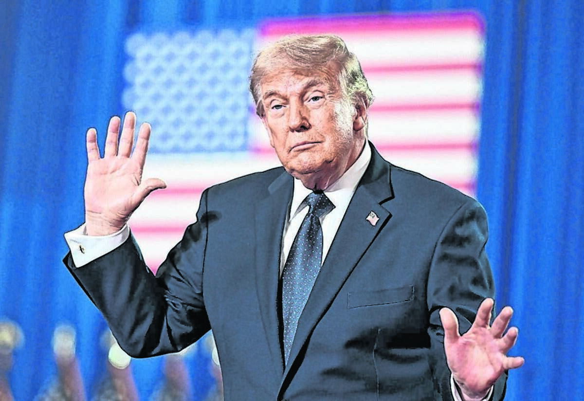 El presidente Donald Trump baila en el escenario tras pronunciar un discurso durante un acto de campaña y política económica en el Eugene Levy Fieldhouse del SUNY Rockland Community College, el 22 de mayo de 2026 en Suffern, Nueva York.