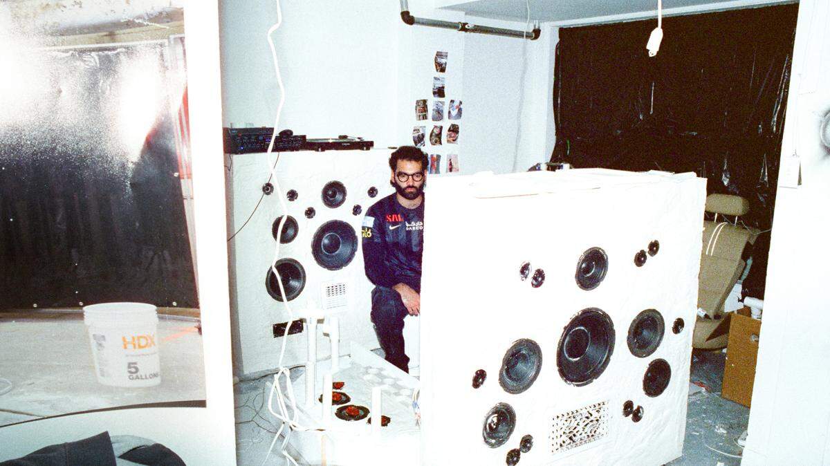 El joven artista cubano Alberto Checa en su estudio.