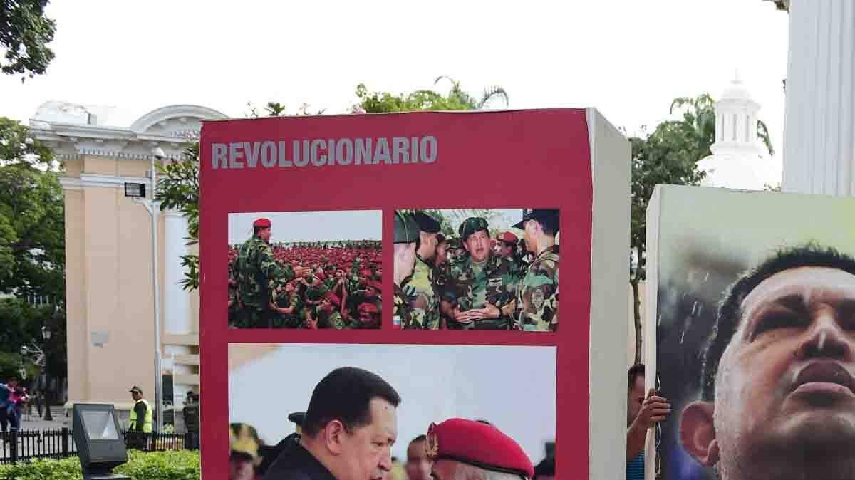 Empleados de la Asamblea Nacional retiran varias fotos del difunto presidente venezolano Hugo Chávez, este martes 6 de enero en Caracas. 