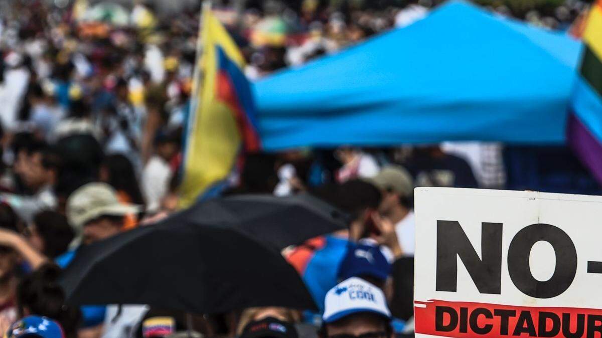 Activistas de la oposición venezolana llevan a cabo una protesta contra el gobierno del presidente Nicolás Maduro, en Caracas, el 15 de mayo de 2017.