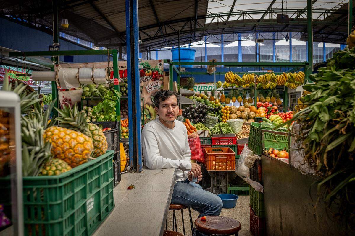“Autoretrato”, 2024. Plaza de Mercado Paloquemao, Bogotá, Colombia. Fotografía de Carlos Muñoz.