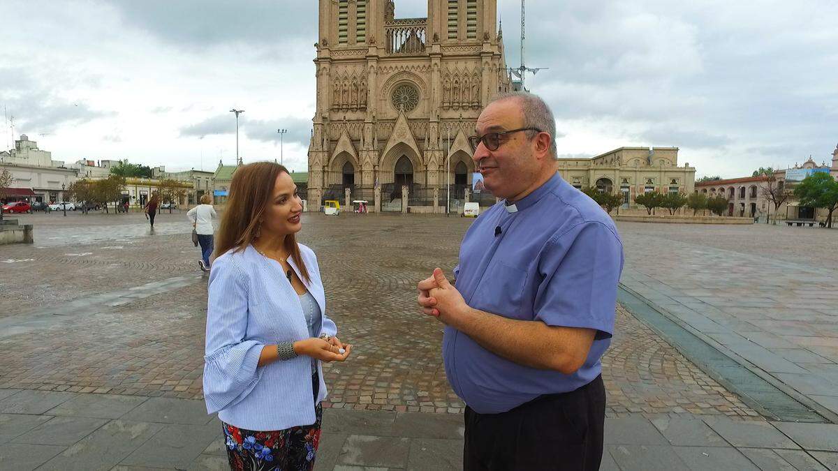 La experta en sanación Catherine Fernández entrevista al sacerdote Daniel Blanchoud, rector de la Basílica de Nuestra Señora de Luján, para un capítulo de la serie ‘Destinos místicos’.