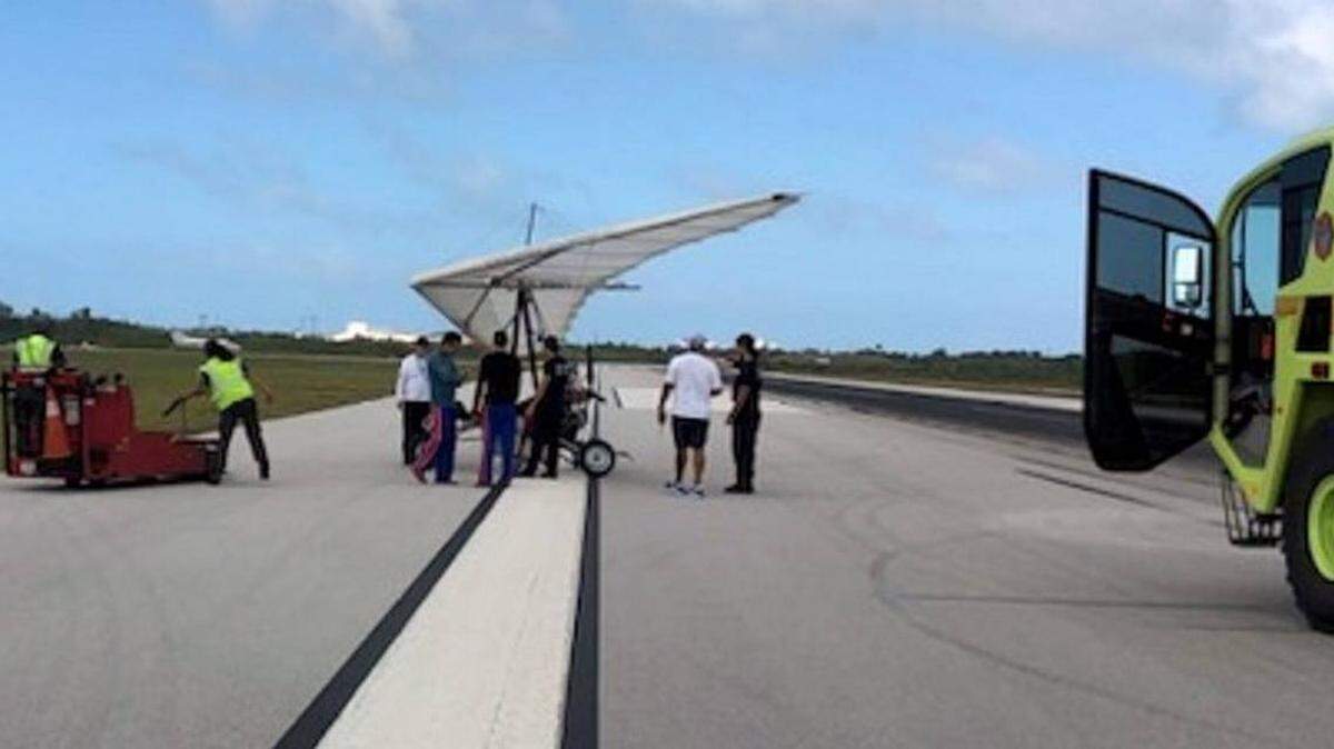 Dos inmigrantes cubanos aterrizaron en el Aeropuerto Internacional de Cayo Hueso en un ala delta motorizado aproximadamente a las 10.30 a.m. del sábado 25 de marzo de 2023, según la Oficina del Sheriff del Condado de Monroe. Los funcionarios del aeropuerto se reúnen en la pista cerca del avión ultraligero.