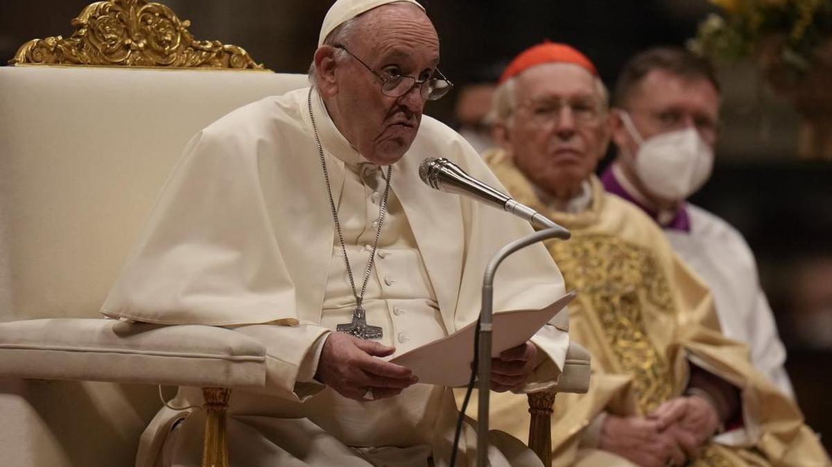 El Papa Francisco preside una ceremonia de vigilia de Pascua en la Basílica de San Pedro en el Vaticano, el sábado 16 de abril de 2022. (Foto AP/Alessandra Tarantino)