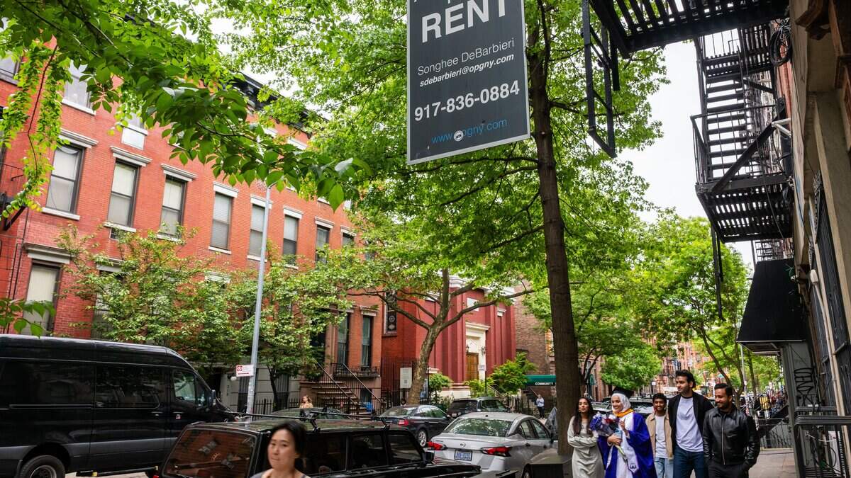 Un letrero de “Se alquila” cuelga de un edificio de apartamentos en el barrio East Village el 11 de mayo de 2026 en la ciudad de Nueva York.