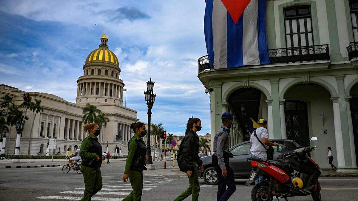 Oficiales de policía caminan cerca del Capitolio de La Habana, el 15 de noviembre de 2021.YAMIL LAGE / AFP a través de Getty Images