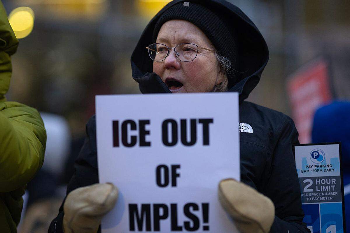 Manifestantes protestan frente a la oficina de la senadora estadounidense Amy Klobuchar (demócrata por Minnesota), el lunes 26 de enero de 2026 en Minneapolis, Minnesota, exigiendo el fin de las operaciones del ICE en Minnesota.